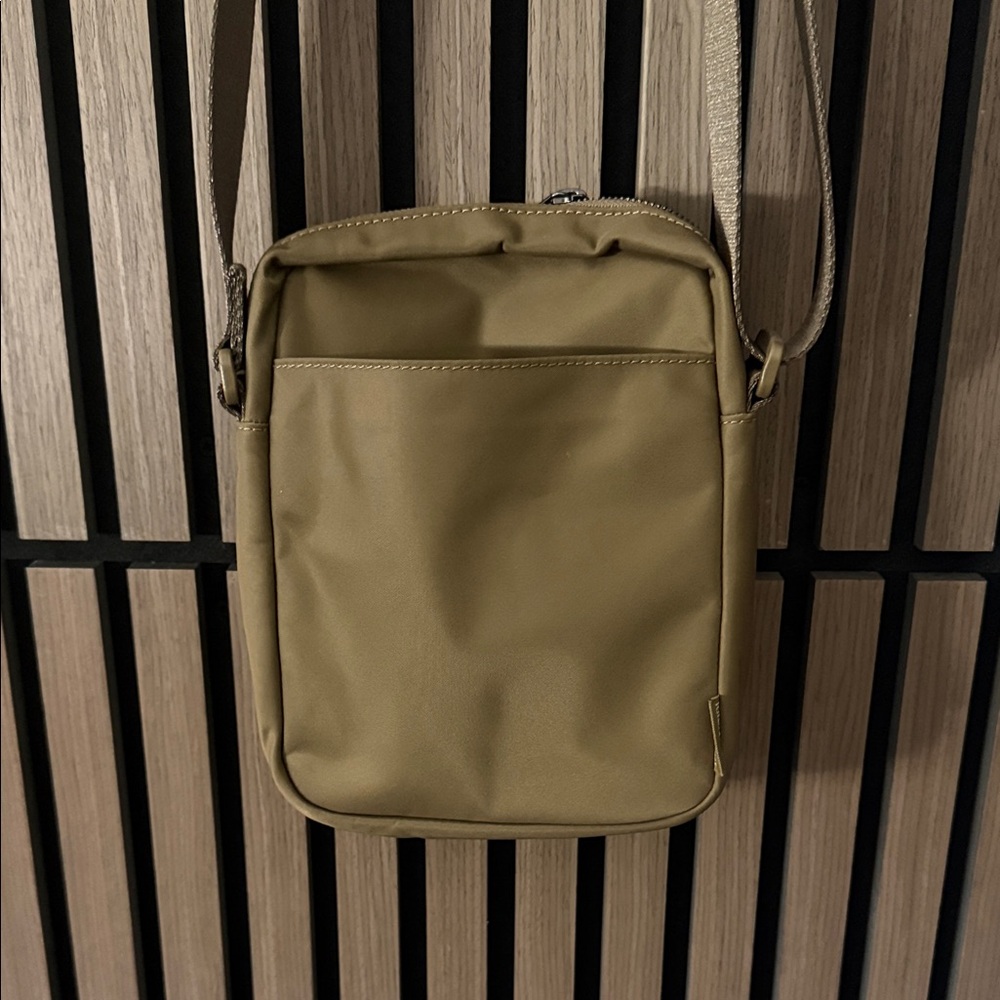 lululemon Wunderlust Crossbody Bag - Picture 5 of 8